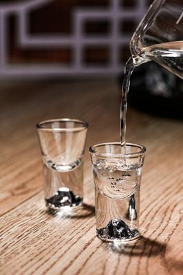 白酒杯里缺的不是酒，是那一口人生的從容